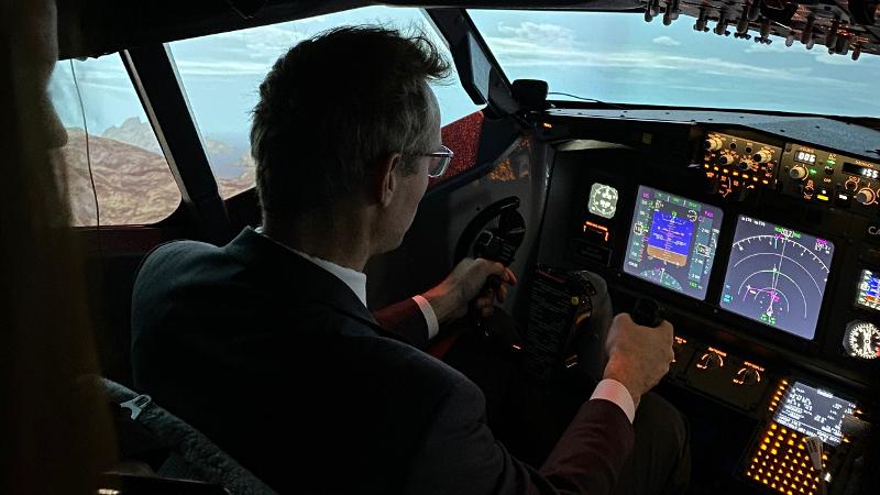 Statsråd Ola Borten Moe testar UiTs flysimulator.